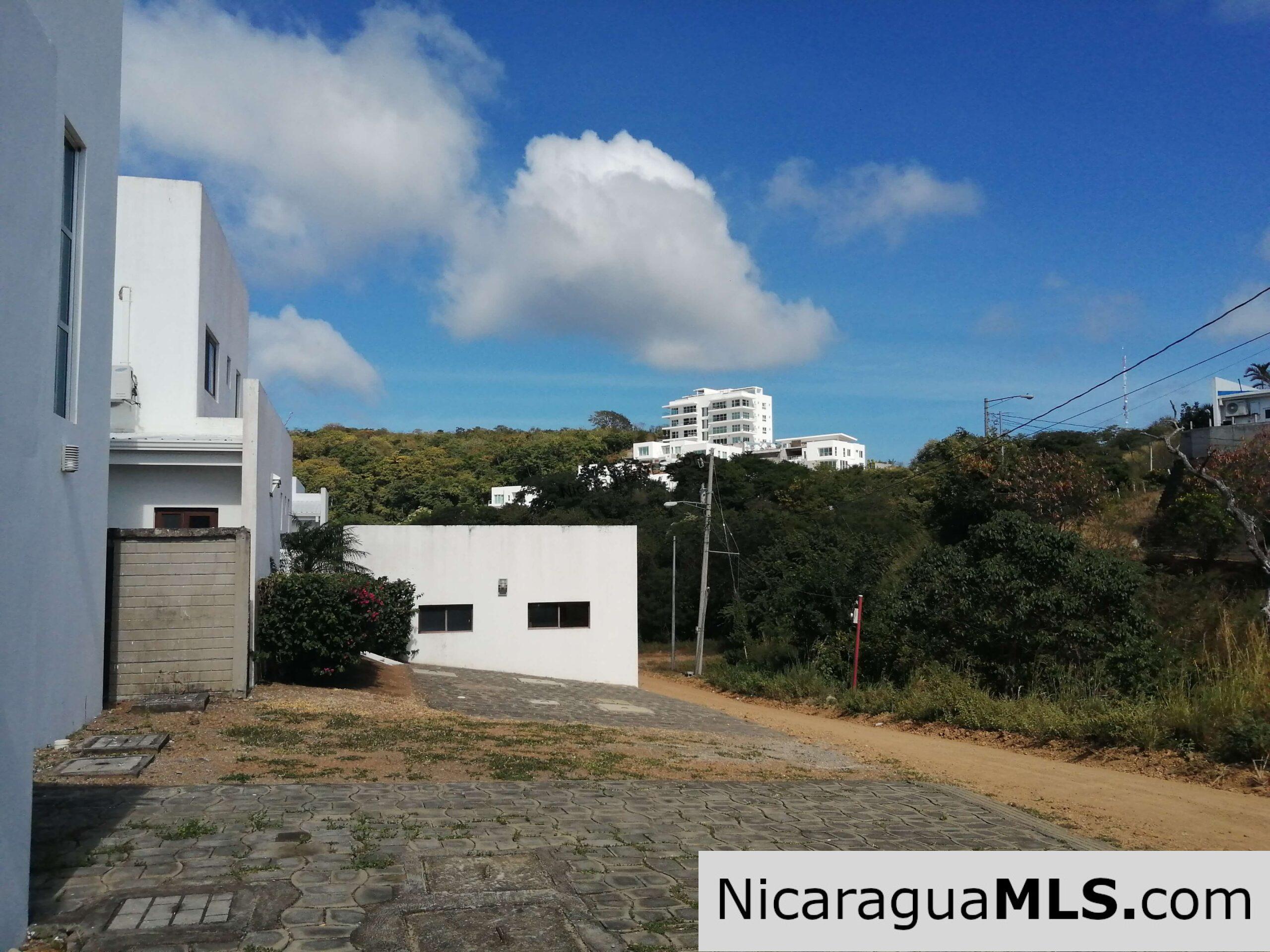 3 bedroom house in Vistas de Miramar neighborhood - Image 5
