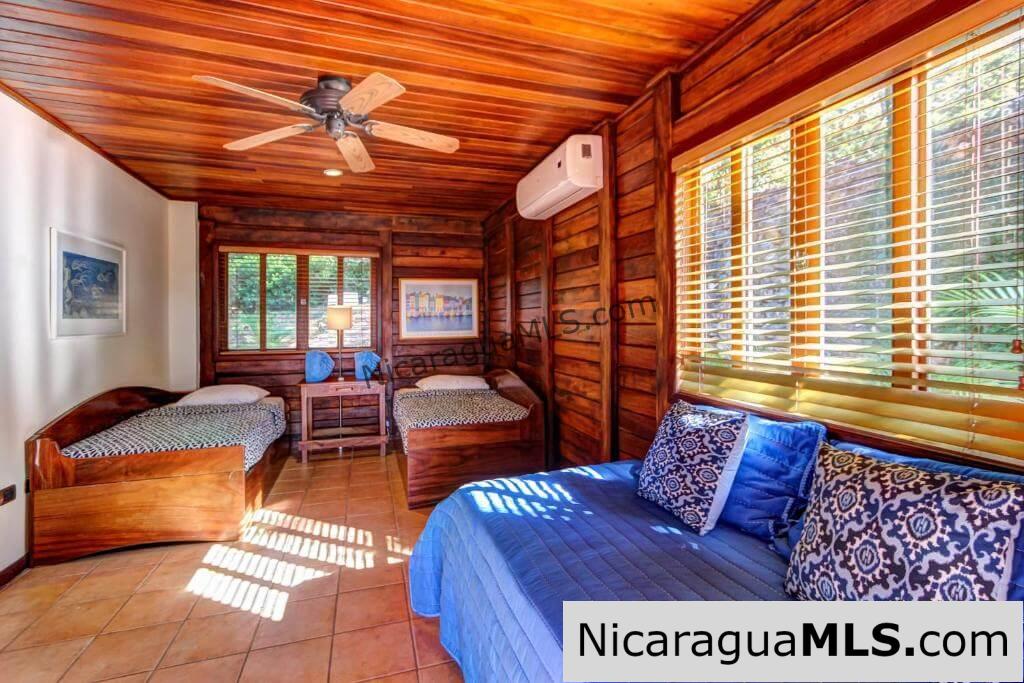 Vista Bahia, four bedroom house in Redonda Bay - Image 12
