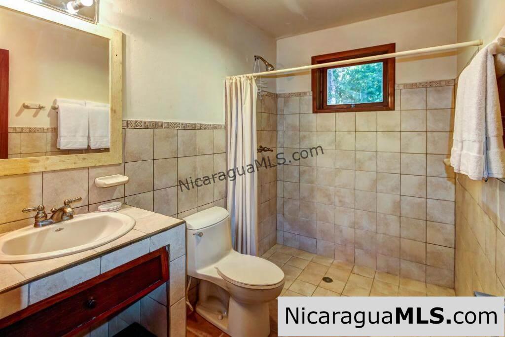 Vista Bahia, four bedroom house in Redonda Bay - Image 13