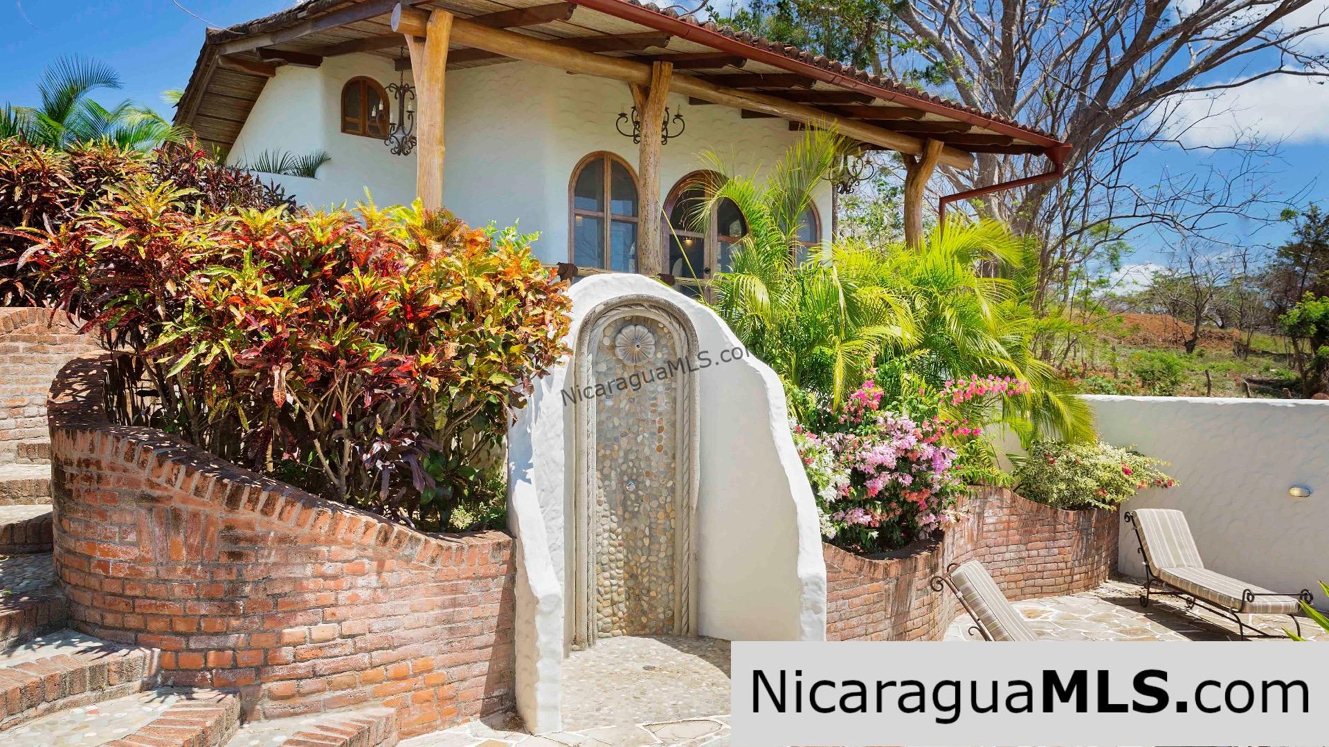 Luxury living at Villa Guayacan - Image 2