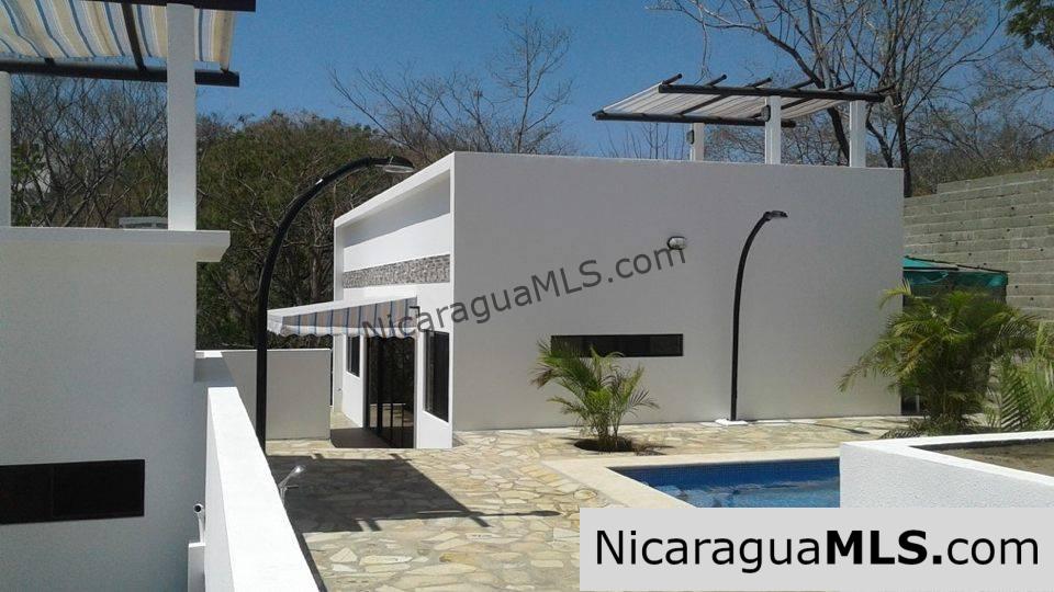 2 Bedroom House with Shared Pool - Image 14