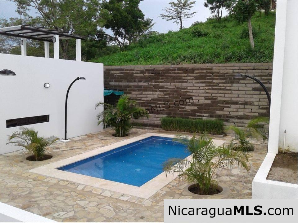 2 Bedroom House with Shared Pool - Image 16