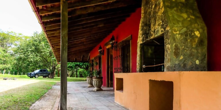 Traditional Spanish Hacienda set on 5 acres - Image 4