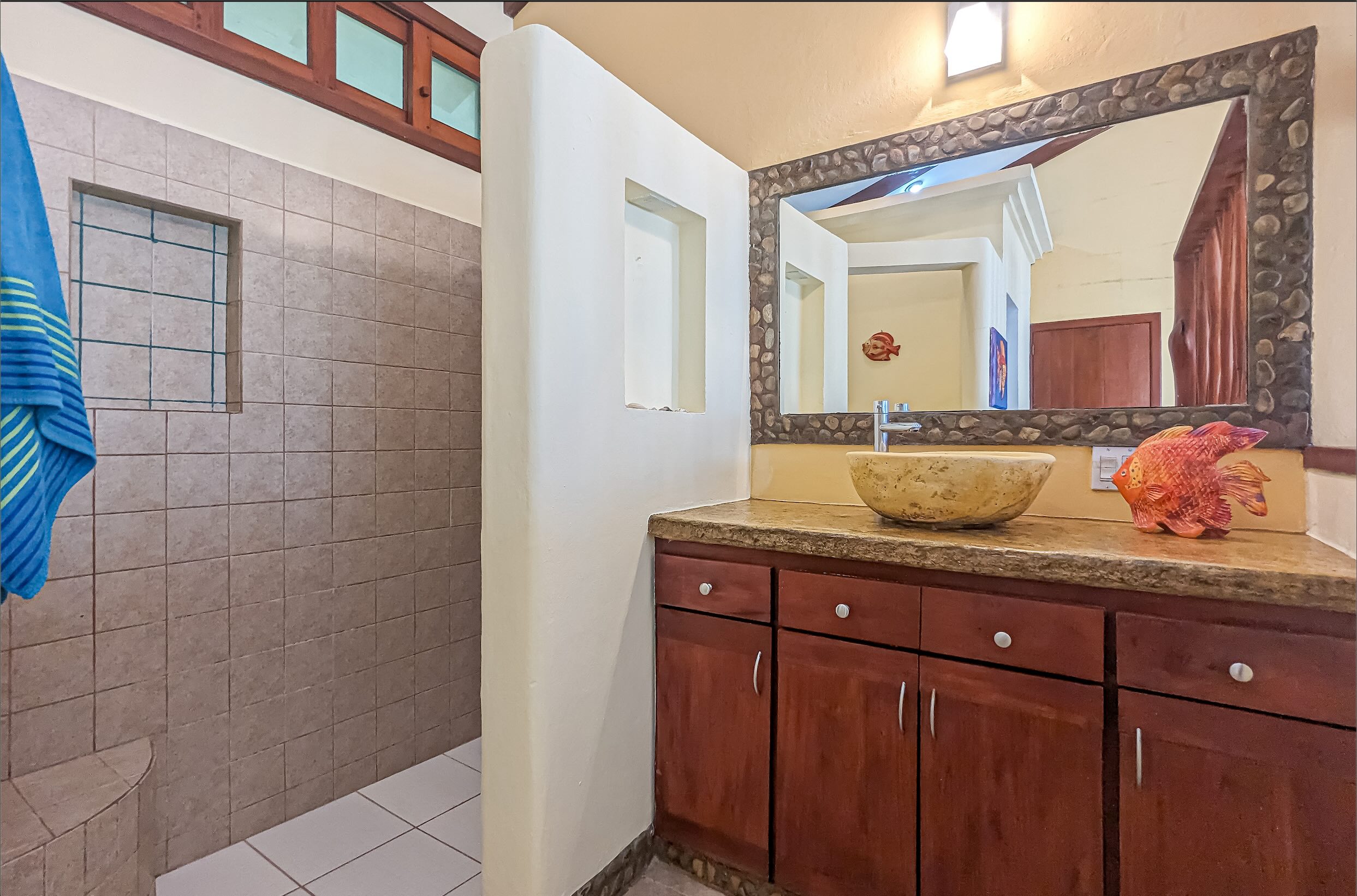 Roomy One Bedroom Residence Ready For Your Personal Touch! - Image 12