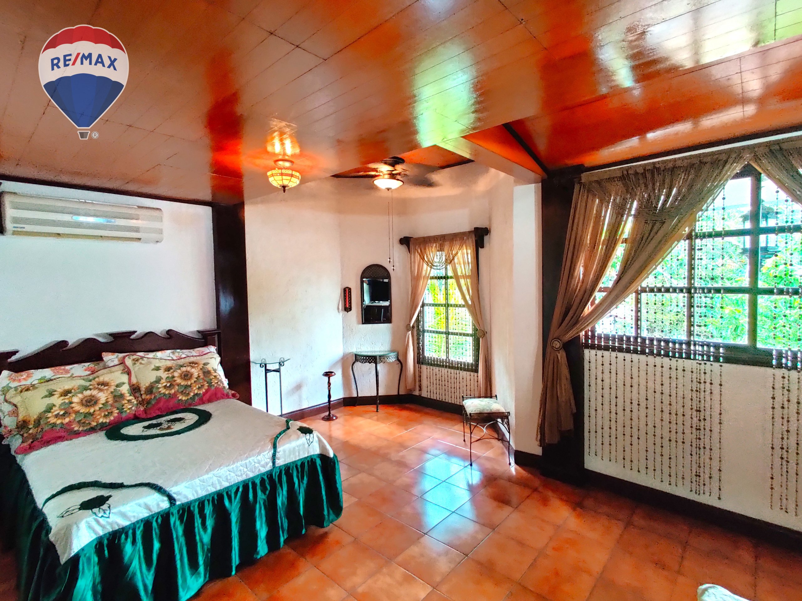 Two Story House With Commercial Property - Image 22