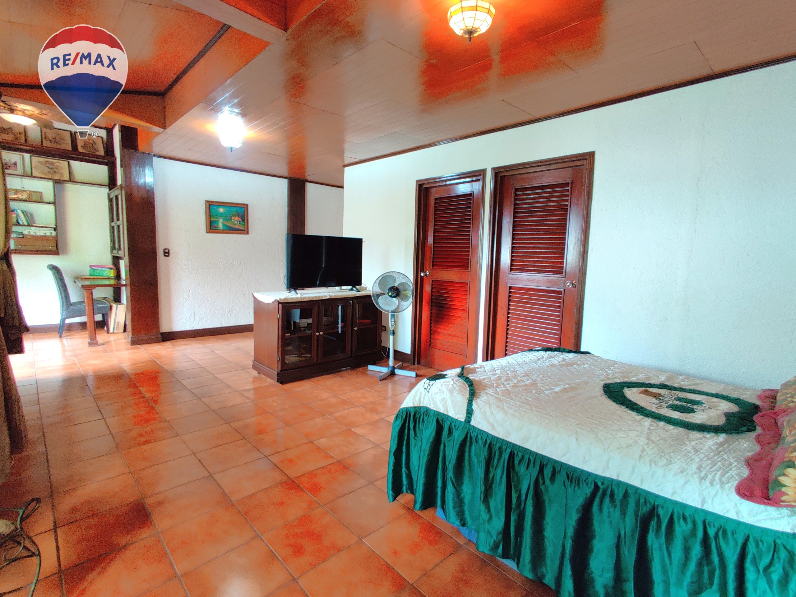 Two Story House With Commercial Property - Image 23