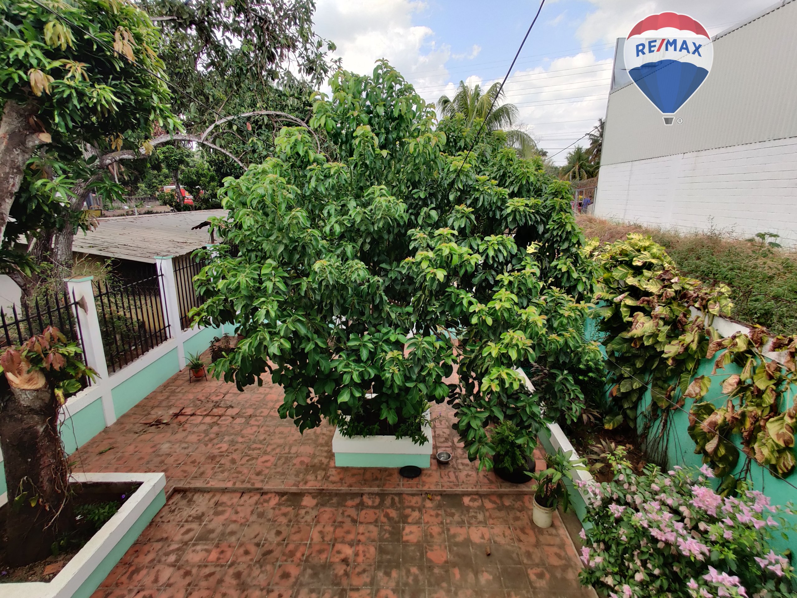 Two Story House With Commercial Property - Image 27